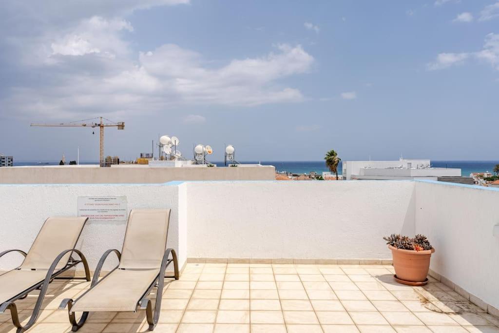 Carisa Downtown With Rooftop Pool Larnaka Exterior foto
